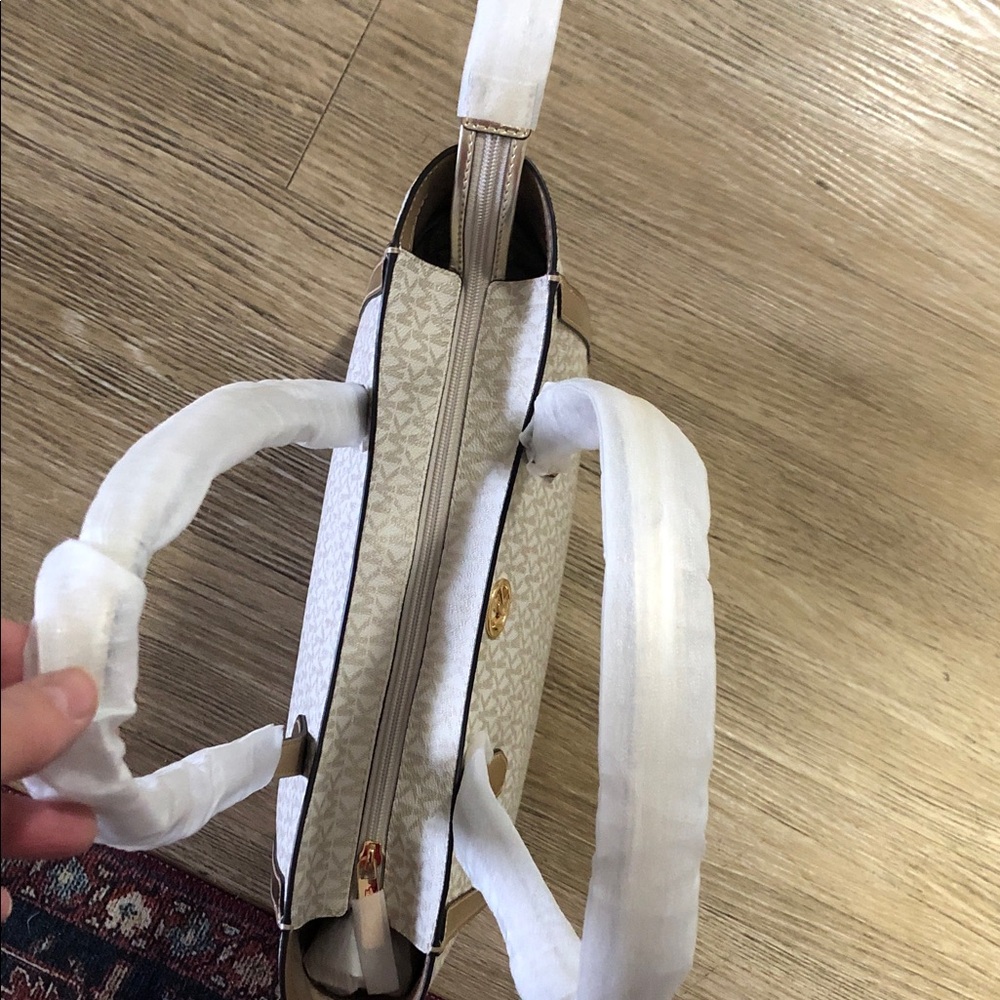New Michael Kors Cream and Gold Large Tote Bag - Picture 14 of 14